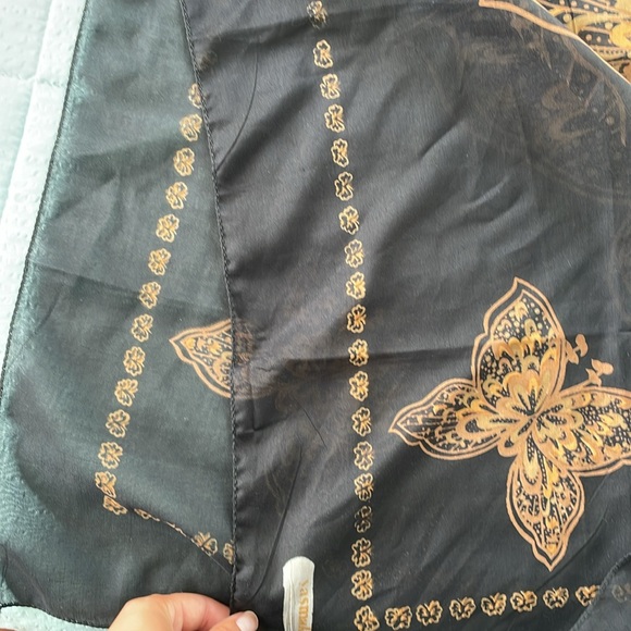 Scarf - Picture 2 of 3